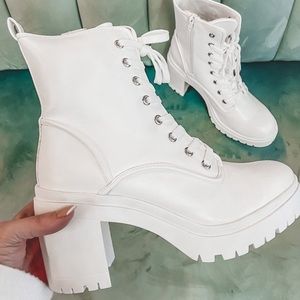 Amazing Lace Winter White Lug Boot